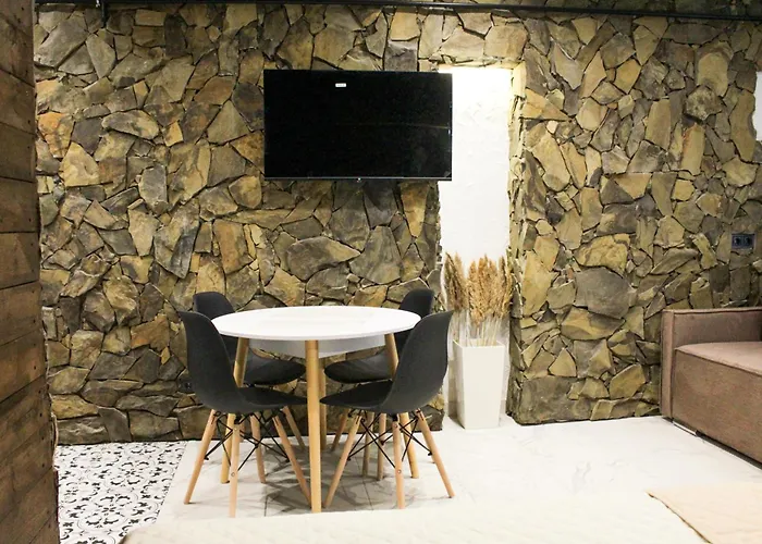 Апартаменти затишна в центрі з власним двориком *