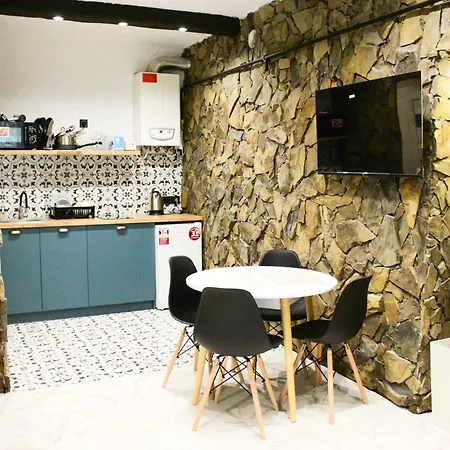 شقة затишна в центрі з власним двориком *